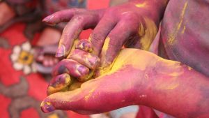 5 Tips To Clean Nails On Holi