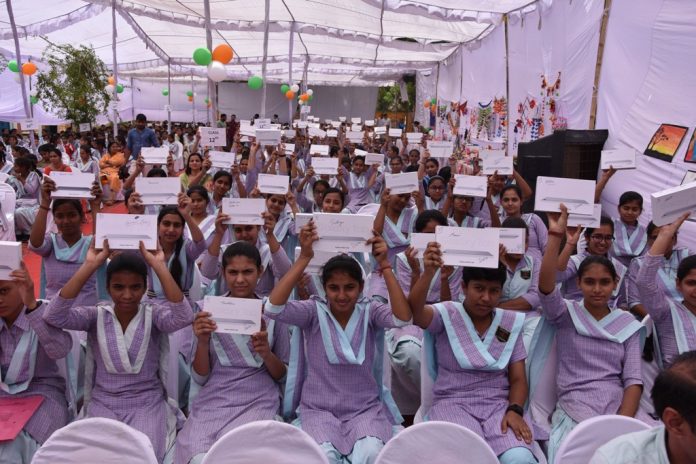 मुख्यमंत्री मनोहरलाल के जन्मदिन के अवसर पर राजकीय कन्या वरिष्ठ मा. विद्यालय पानीपत में टैब वितरित