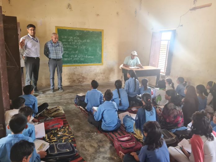 उपायुक्त सुशील सारवान ने किया पानीपत जिला के नवादा आर गांव के स्कूल का औचक निरीक्षण