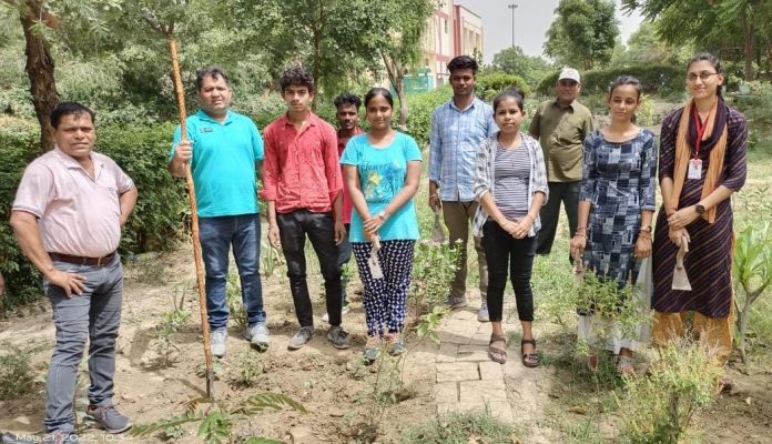 हर्बल गार्डन व पक्षी विहार में किया श्रमदान