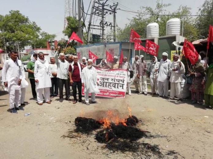 मंहगाई- बेरोजगारी व साम्प्रदायिकता के खिलाफ माकपा का प्रदर्शन- सांसद का पुतला फूंका 