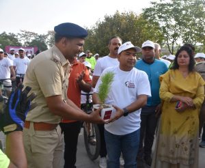 वन विभाग के रेंज ऑफिसर के पद पर कार्यरत वीरेन्द्र गाहल्याण को डीसी ने किया सम्मानित