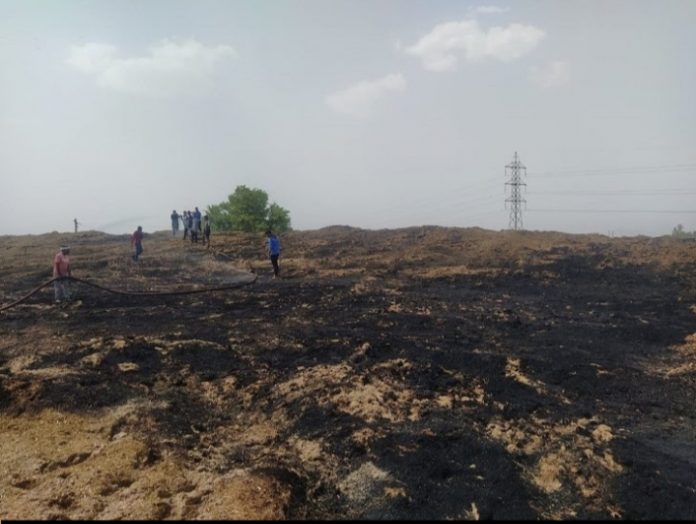 डाहर स्थित नई शुगर मिल में मात्र एक बीड़ी की चिंगारी से लगी आग के कारण हजारों क्विंटल खोई जलकर राख