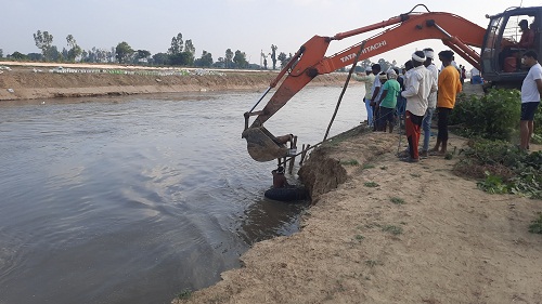 rift in the banks of western yamuna canal