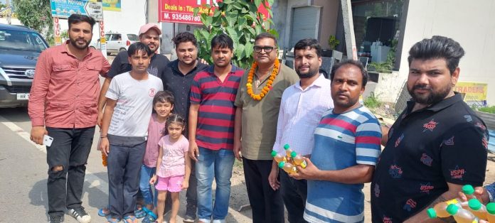 Social Worker Sandeep Garg Welcomed the Kanwariyas with Garlands