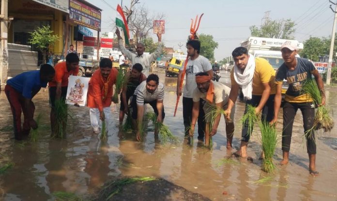 Panipat News/Sarv Samaj Ekta Manch protested for not getting the broken Sanauli road repaired