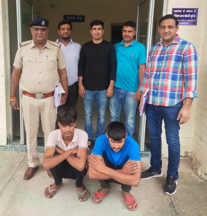 Panipat News/Two accused arrested for stealing battery from vehicles