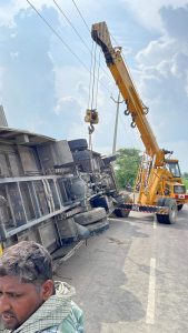 Karnal News/The school bus suddenly overturned in the fields near Gullarpur village in Karnal district.