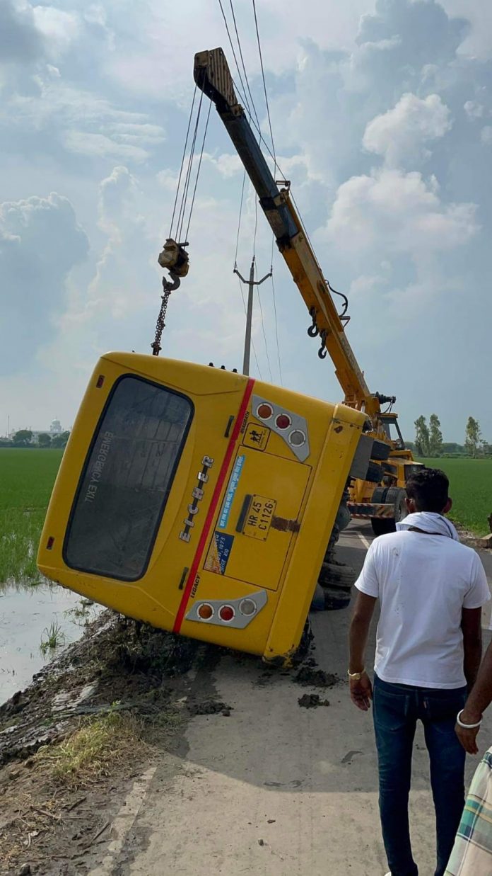 Karnal News/The school bus suddenly overturned in the fields near Gullarpur village in Karnal district.