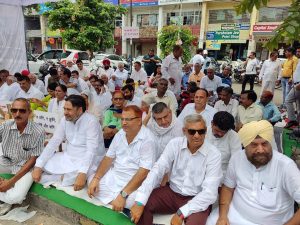 Karnal News/Congress satyagraha outside Karnal district headquarters