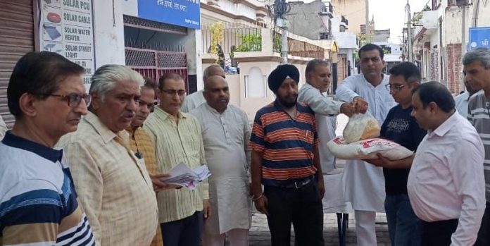 Panipat News/Sarvajan Kalyan Samiti distributed ration to about 30 families in need