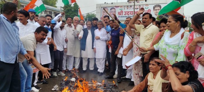 Rohtak News/Congress leaders burn effigy of Prime Minister in Rohtak against ED