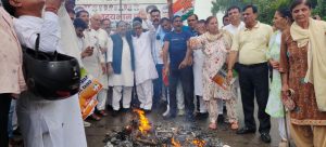 Rohtak News/Congress leaders burn effigy of Prime Minister in Rohtak against ED