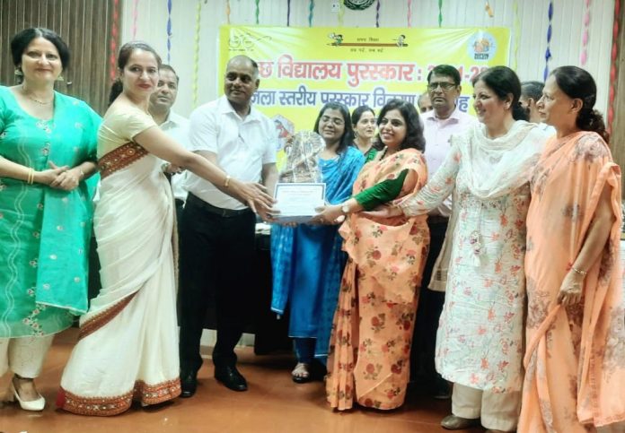 School Cleanliness Award to Dyal Singh Public School