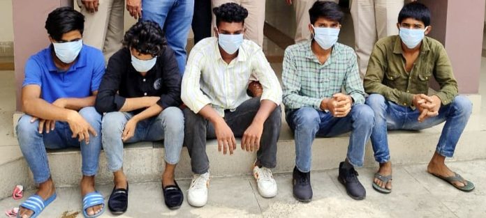 Seven Arrested Including two Minors for Snatching