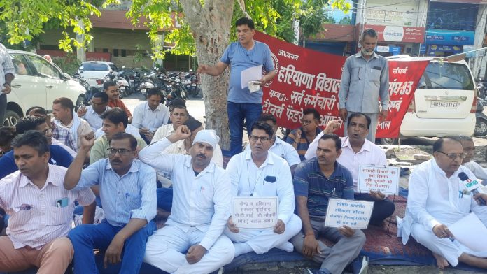 Teachers Protest Against Chirag Scheme