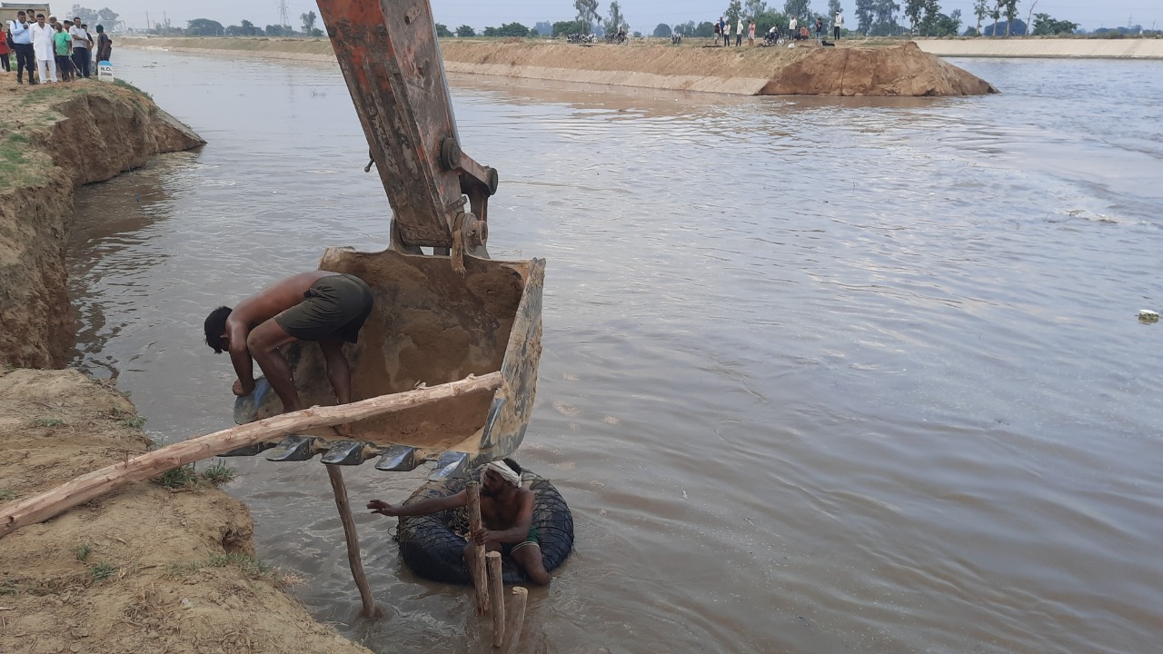 Rift in the Banks of Yamuna Canal