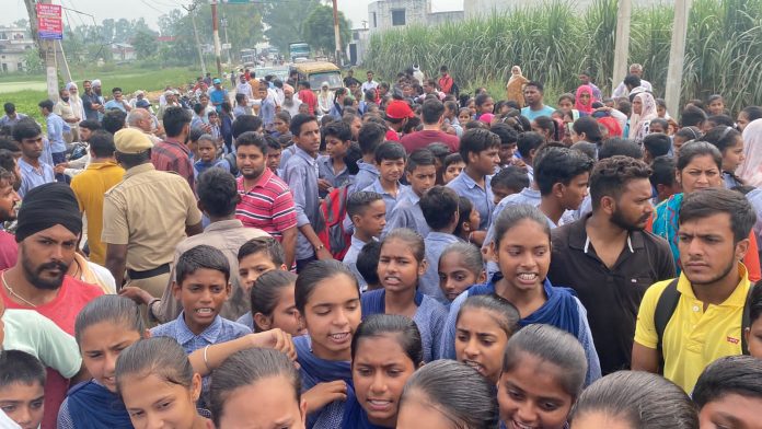 Villagers and students of Ghid village blocked the road