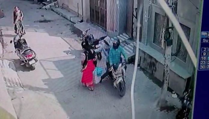 Panipat News/Two miscreants riding bikes escaped from the neck of an elderly woman