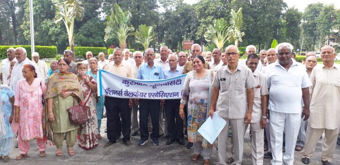 The team of Pensioners Welfare Association met the Vice Chancellor regarding the demands