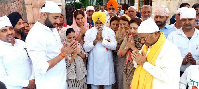 Panipat News/City MLA Pramod Vij welcomed Nagar Kirtan with family