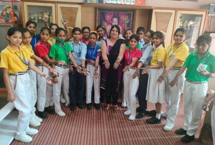 Panipat News/Mehndi competition organized in Jinvani Vidya Bharti Senior Secondary School