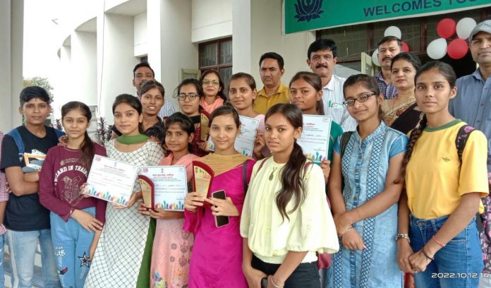 Panipat News/Ankita first in poetry writing and recitation competition