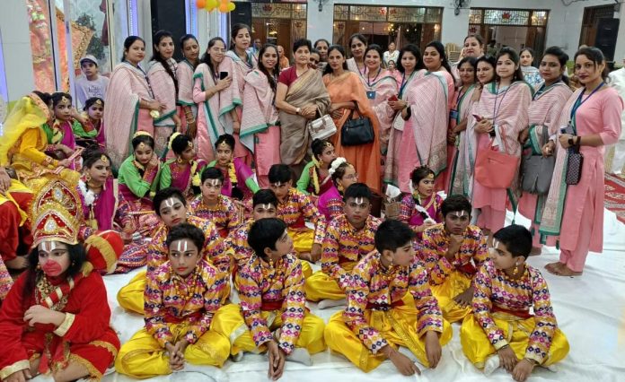 Panipat News/Children of MD School gave a colorful presentation in the annual festival of Shri Sankat Mochan Shaktipeeth Hanuman Mandir