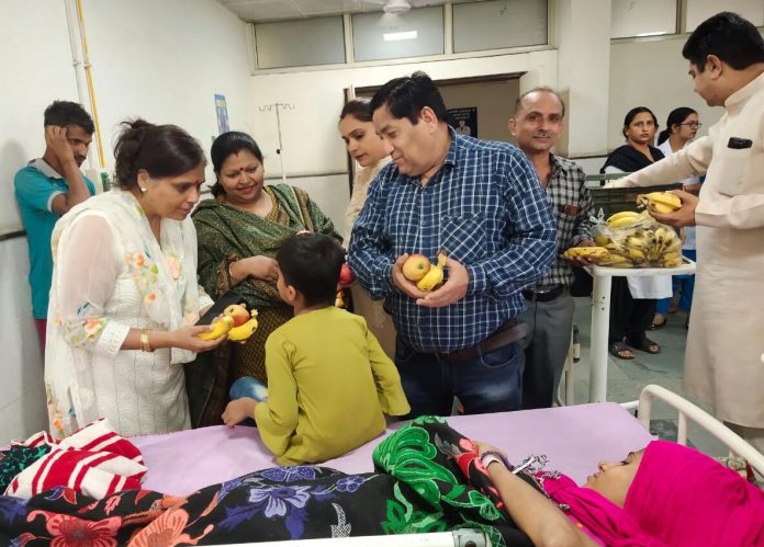 Panipat News/BJP celebrated the birthday of state BJP President Om Prakash Dhankhar by distributing fruits in the government hospital