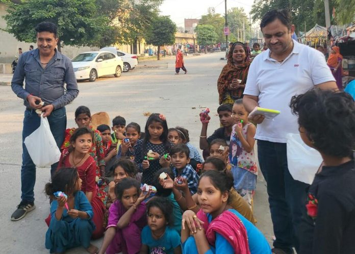 Panipat News/Harish Bansal celebrated Diwali with the children living in the slum