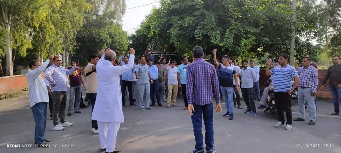 Panipat News/Employees protest at the gate of thermal plant against anti-employee policies