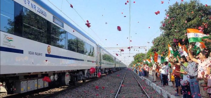 Panipat News/Workers of Panipat rural area welcomed Vande Bharat train at Babarpur and Deewana stations