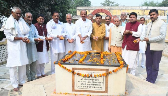 Panipat News/Celebrated the death anniversary of Pandit Om Prakash Trikha and Mata Lakshmi Devi in ​​Swadhyaya Ashram Patti Kalyanal