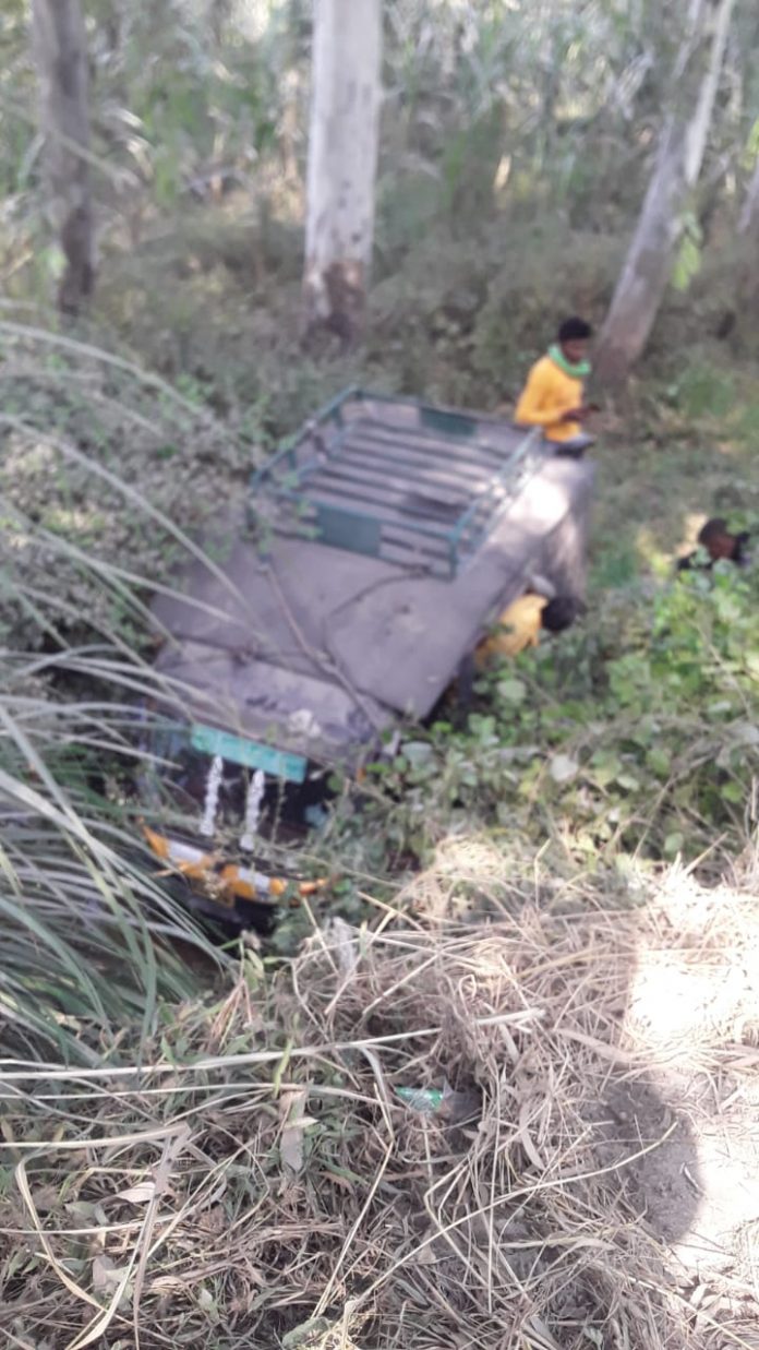 Panipat News/Uncontrolled auto fell into about 20 feet to save the bike rider