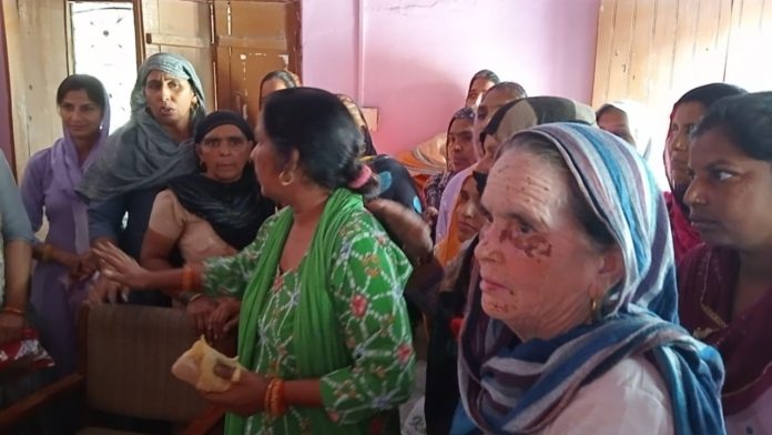 Panipat News/The women and helpers of the group cooking food at the Anganwadi center expressed their anger over the decision of the department