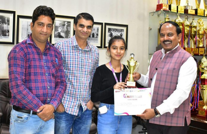 Panipat News/Sara Khan of Arya College won the first prize in the national level news reading competition