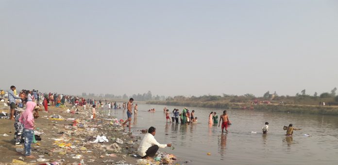 Panipat News/Devotees take a holy dip in Yamuna on Kartik Purnima