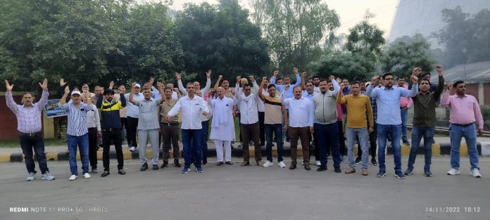 Panipat News/Protest continues for the 20th day due to MD HPGCL's obstinate attitude and non-promise