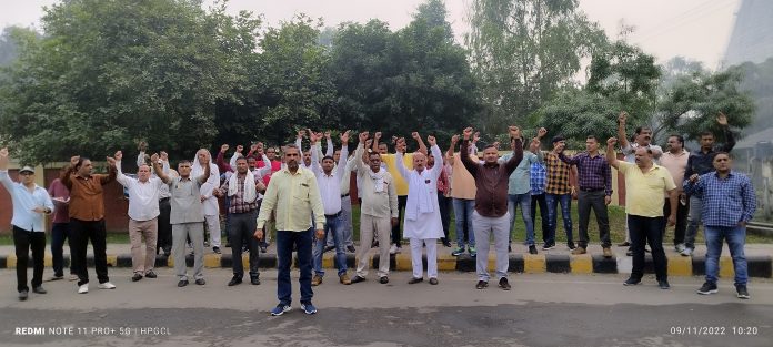 Panipat News/Due to anti-employee policies and disobedience the demonstration continues on the 16th day at the main gate of the thermal power plant.