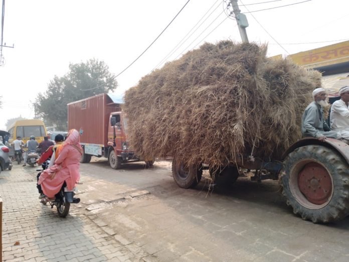 Panipat News/After uprooting the PW road in Bapauli the contractor is not putting stones again jamming at Jalmana base