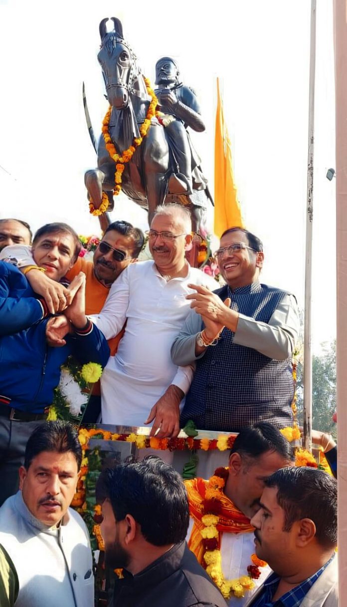 Panipat News/MP Bhatia and MLA Pramod Vij unveiled the statue of Chhatrapati Shivaji under the fort