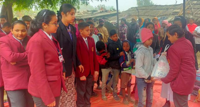 Panipat News/Distributed blankets and ration to children in Dadlana village