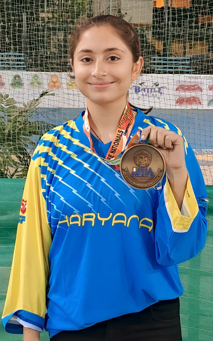 Panipat News/Panipat's daughter won gold in national tournament in inline skating hockey in Bangalore