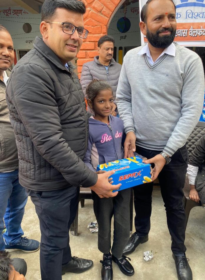 Panipat News/Adarsh ​​Ek Vishwas Society distributed shoes in government school of Gopal Colony