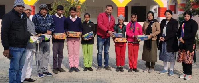 Panipat News/Distributed shoes to children in government school Babarpur