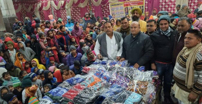 Panipat News/Samaj Seva Sangthan distributed warm clothes to the needy in Harinagar