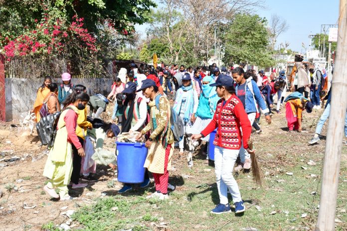 Girls of women's college gave message of cleanliness by running cleanliness drive