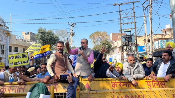 aam-aadmi-party-demonstrated-against-the-government-outside-the-cms-residence