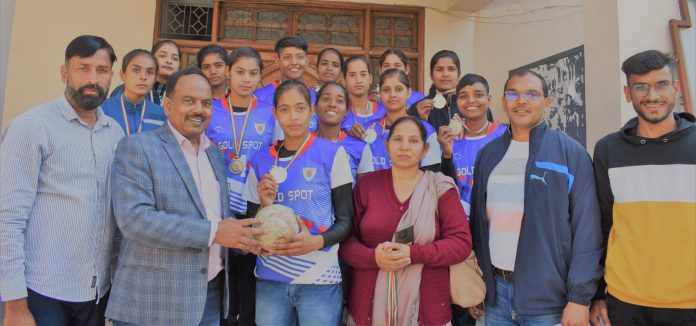 Panipat News/Arya College won silver medal in KUK Inter Zonal Handball Tournament 