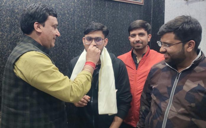 Panipat News/Congress leader Sanjay Agarwal came to honor on clearing UPSC